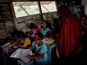 Sekolah Perahu Jadi Harapan Anak-Anak di Negeri yang Selalu Terendam