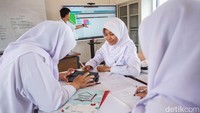 Siswa menggunakan tablet saat melakukan pembelajaran di Sekolah Rakyat Menengah Atas (SRMA), Bekasi, Senin (20/10/2025). Siswa-siswi tampak antusias mengikuti pembelajaran geografi yang tengah membahas materi tentang litosfer. Dalam kegiatan tersebut, para siswa diajak mengenal berbagai jenis batuan yang ada di sekitar lingkungan sekolah.   
