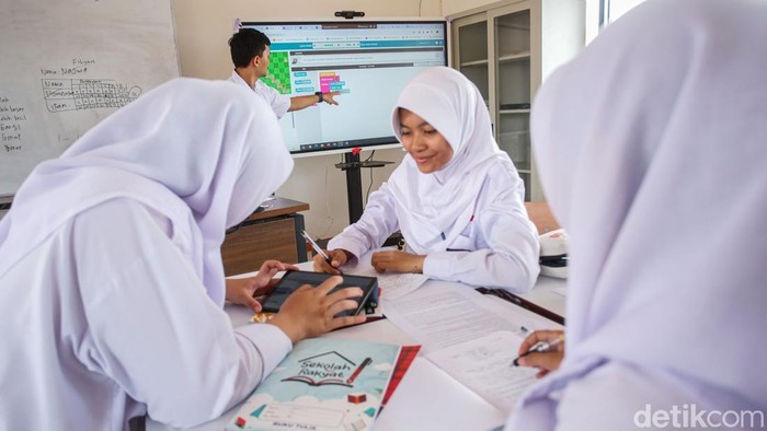 Siswa menggunakan tablet saat melakukan pembelajaran di Sekolah Rakyat Menengah Atas (SRMA), Bekasi, Senin (20/10/2025). Siswa-siswi tampak antusias mengikuti pembelajaran geografi yang tengah membahas materi tentang litosfer. Dalam kegiatan tersebut, para siswa diajak mengenal berbagai jenis batuan yang ada di sekitar lingkungan sekolah.