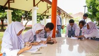 Guru menjelaskan bahwa batuan merupakan salah satu sumber daya alam yang terbentuk dari proses alam, termasuk dari pembekuan lahar hasil letusan gunung api.  