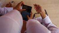Sebagai upaya meningkatkan pemahaman, proses belajar juga dibantu dengan teknologi. Sekolah menyediakan perangkat tablet yang digunakan siswa untuk mengakses aplikasi Rock Identifier Stone.   