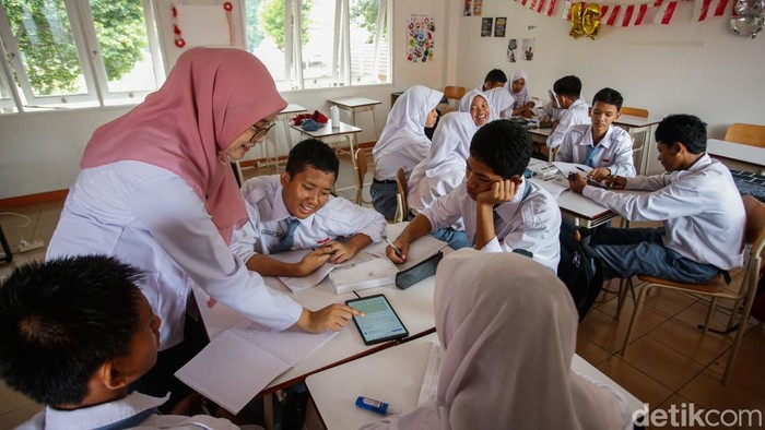 Siswa menggunakan tablet saat melakukan pembelajaran di Sekolah Rakyat Menengah Atas (SRMA), Bekasi, Senin (20/10/2025). Siswa-siswi tampak antusias mengikuti pembelajaran geografi yang tengah membahas materi tentang litosfer. Dalam kegiatan tersebut, para siswa diajak mengenal berbagai jenis batuan yang ada di sekitar lingkungan sekolah.