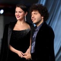 Keduanya memamerkan kemesraan saat berpose bersama, saling bergandengan tangan dan tersenyum lembut. Selena dan Benny resmi menikah pada akhir September 2025, dalam sebuah upacara tertutup. Pasangan ini pertama kali dikonfirmasi berpacaran pada Desember 2023, setelah sebelumnya bersahabat lama dan sering bekerja sama di dunia musik. Foto: REUTERS/Mario Anzuoni