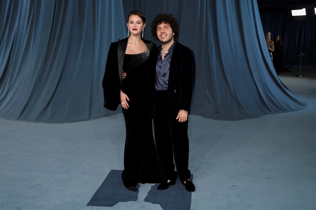 Benny Blanco, 37 tahun, tampil dalam setelan hitam beludru dengan kemeja biru metalik yang bagian atasnya dibiarkan terbuka. Foto: REUTERS/Mario Anzuoni