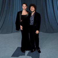 Benny Blanco, 37 tahun, tampil dalam setelan hitam beludru dengan kemeja biru metalik yang bagian atasnya dibiarkan terbuka. Foto: REUTERS/Mario Anzuoni