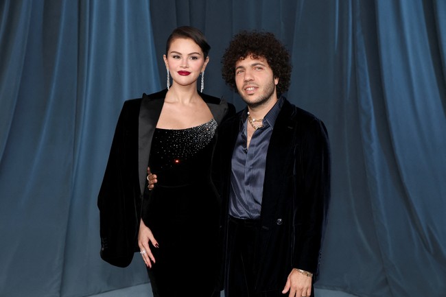 Selena Gomez dan Benny Blanco perdana tampil di red carpet setelah menjadi pasangan suami-istri. Mereka kompak berbusana hitam dalam acara yang digelar di Los Angeles, AS, pada Sabtu (18/10/2025). Foto: REUTERS/Mario Anzuoni