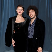 Selena Gomez dan Benny Blanco perdana tampil di red carpet setelah menjadi pasangan suami-istri. Mereka kompak berbusana hitam dalam acara yang digelar di Los Angeles, AS, pada Sabtu (18/10/2025). Foto: REUTERS/Mario Anzuoni