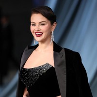 Selena memancarkan pesona klasik khas Old Hollywood lewat gaun hitam glamor bertabur payet berkilau. Dia memadukannya dengan blazer hitam yang disampirkan di bahu, lipstik red wine, serta tatanan rambut updo elegan yang menonjolkan keanggunannya. Foto: REUTERS/Mario Anzuoni