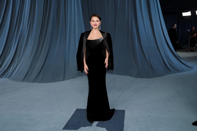 Acara tahunan bergengsi ini digelar untuk menggalang dana bagi Academy Museum of Motion Pictures, dan menjadi momen perdana Selena dan Benny melangkah di karpet merah setelah menikah. Foto: REUTERS/Mario Anzuoni