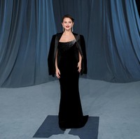 Acara tahunan bergengsi ini digelar untuk menggalang dana bagi Academy Museum of Motion Pictures, dan menjadi momen perdana Selena dan Benny melangkah di karpet merah setelah menikah. Foto: REUTERS/Mario Anzuoni