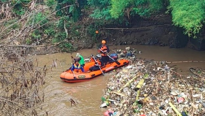 Seorang pria bernama Adi (30) tercebur ke Kali Angke, Cipondoh, Kota Tangerang, Banten. Korban sebelumnya terpeleset dan terjatuh saat berjalan di flyover. (dok SAR Jakarta)