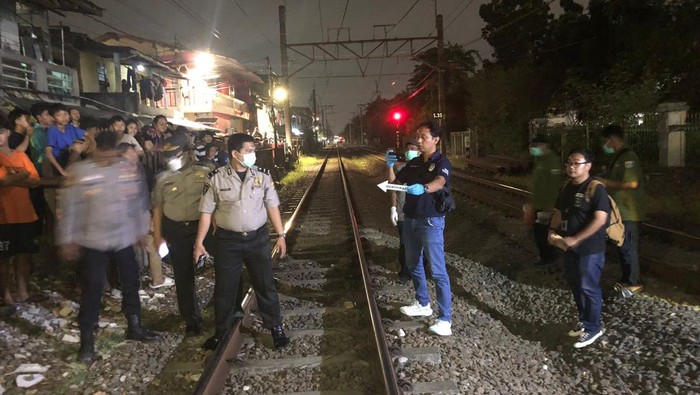 Seorang wanita berinisial RN (26) tertemper kereta rel listrik (KRL) di area Tebet, Jakarta Selatan (Jaksel). Korban tewas di lokasi kejadian. (dok Istimewa)