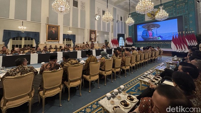Ruangan tengah Istana Negara tampak disulap menjadi ruang sidang kabinet, Senin (20/10/2025) sore.