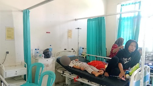 Siswa dirawat di Puskesmas Batuyang, Kecamatan Pringgabaya, Lombok Timur, NTB, karena keracunan MBG, Sabtu (18/10/2025). (Sanusi Ardi W/detikBali)