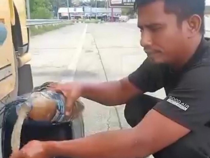 Tangkapan layar sopir truk memperlihatkan solar yang disebut bercampur air usai mengisi BBM di SPBU Langkat