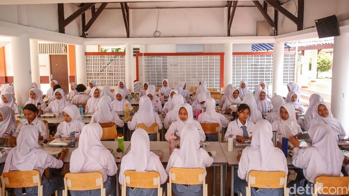Sejumlah siswa menyantap makan siang di Sekolah Rakyat Menengah Atas (SRMA) 13 Bekasi, Senin (20/10/2025).