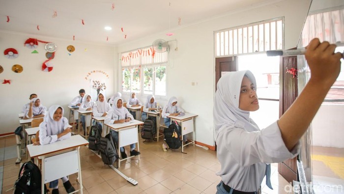 Sejumlah siswa menyantap makan siang di Sekolah Rakyat Menengah Atas (SRMA) 13 Bekasi, Senin (20/10/2025).