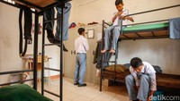Selain bersekolah, anak-anak juga tinggal di asrama. Mereka belajar kemandirian dan disiplin sebagai bekal menjalani masa depan.