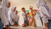 Di bawah naungan Kementerian Sosial, sekolah ini memiliki fasilitas lengkap. Tersedia sembilan ruang kelas, empat laboratorium sains dan komputer, serta laboratorium bahasa.