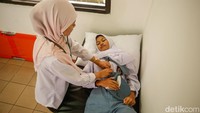 Fasilitas kesehatan pun tersedia. Seorang siswi diperiksa guru di ruang UKS saat pelaksanaan upacara bendera.