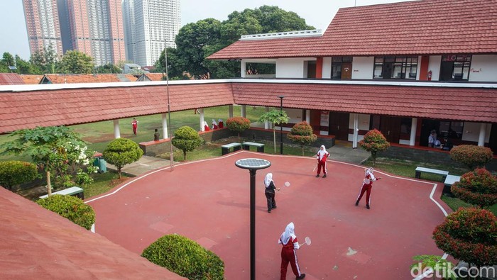 SRMA 13 Bekasi Jadi Harapan Baru Anak-Anak dari Keluarga Miskin Ekstrem Sejumlah siswa menyantap makan siang di Sekolah Rakyat Menengah Atas (SRMA) 13 Bekasi, Senin (20/10/2025).
