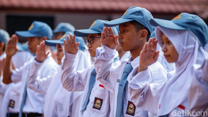 SRMA 13 Bekasi Jadi Harapan Baru Anak-Anak dari Keluarga Miskin Ekstrem Sejumlah siswa menyantap makan siang di Sekolah Rakyat Menengah Atas (SRMA) 13 Bekasi, Senin (20/10/2025).