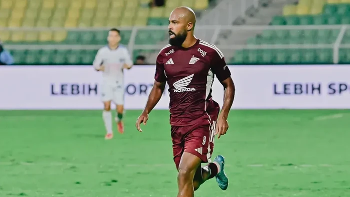 Striker PSM Makassar Alex Tanque tampil sebagai starter saat melawan Arema FC. Striker PSM Makassar Alex Tanque tampil sebagai starter saat melawan Arema FC.