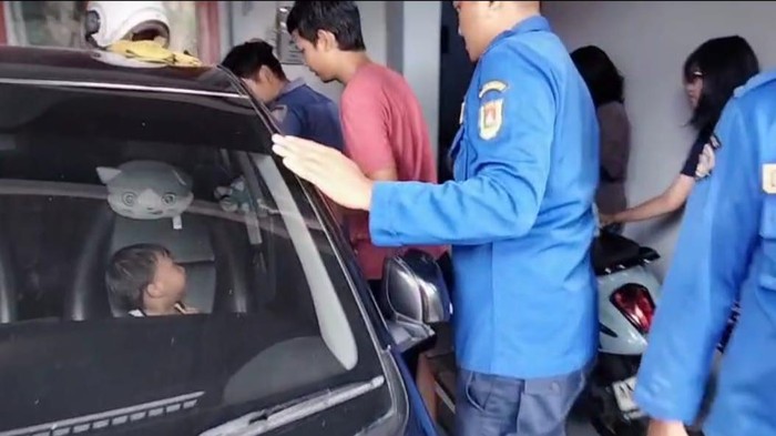 Suasana proses evakuasi balita laki-laki yang terjebak dalam mobil di Perumahan Azallona Blok Espanyol, Danurejo, Mertoyudan, Kabupaten Magelang, Senin (20/10/2025).