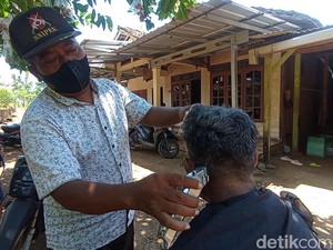 Unik! Ada Tukang Cukur Keliling Naik Motor di Pati-Jepara
