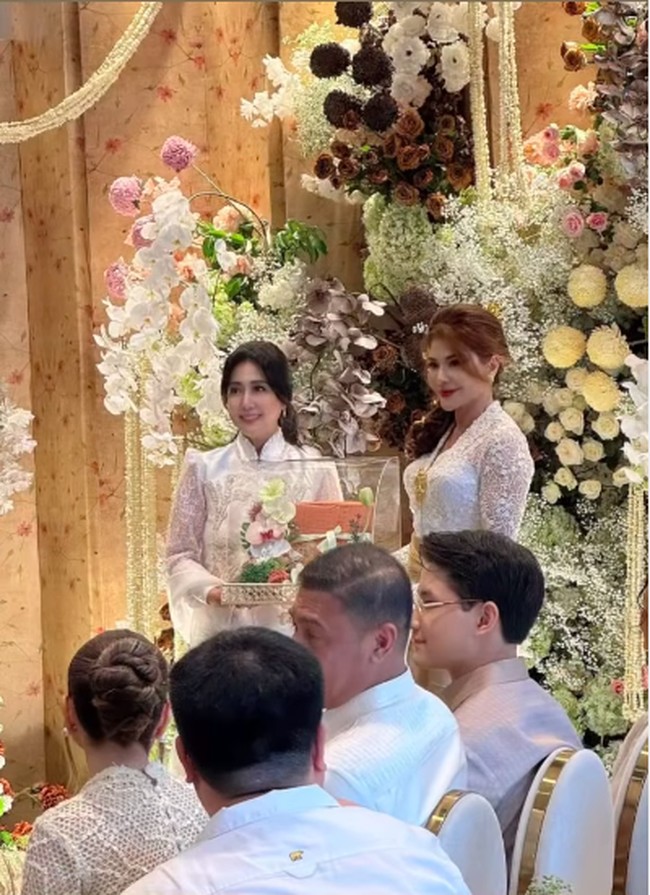 Begini potretnya saat mempersembahkan hantaran lantaran kepada pihak calon menantunya, Cleantha Islan. Foto: Instagram @tamarableszynskiofficial