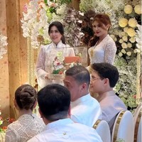 Begini potretnya saat mempersembahkan hantaran lantaran kepada pihak calon menantunya, Cleantha Islan. Foto: Instagram @tamarableszynskiofficial