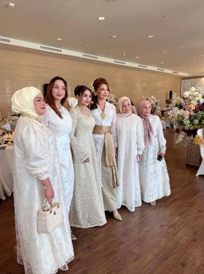 Tamara sendiri sudah bercerai dengan Teuku Rafli pada 2007 setelah 10 tahun bersama. Ia kemudian menikah lagi dengan Mike Lewis dan dikarunai seorang putra, Kenzou, yang hadir dalam acara lamaran kakaknya. Foto: Instagram @tamarableszynskiofficial