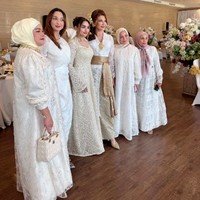 Tamara sendiri sudah bercerai dengan Teuku Rafli pada 2007 setelah 10 tahun bersama. Ia kemudian menikah lagi dengan Mike Lewis dan dikarunai seorang putra, Kenzou, yang hadir dalam acara lamaran kakaknya. Foto: Instagram @tamarableszynskiofficial