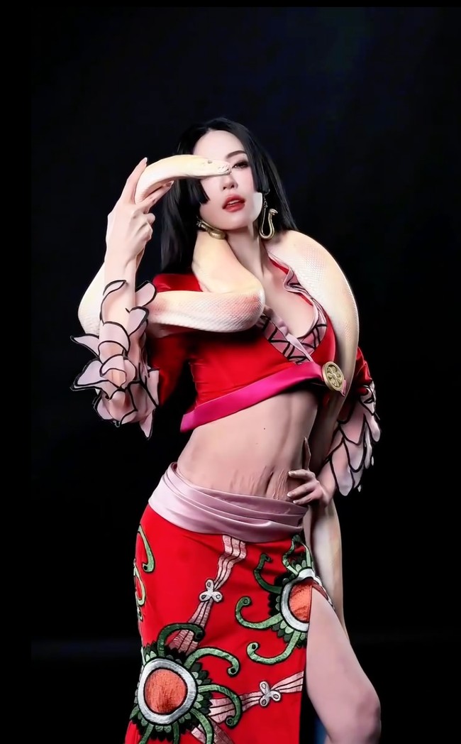 Tamara tampil totalitas memerankan karakter Boa Hancock dari anime One Piece di pemotretan terbarunya. Ia mengenakan kostum bernuansa merah terang khas karakter tersebut. Foto: Instagram/@tamaradai