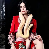 Gaun yang dikenakan Tamara memiliki detail corak hijau dan hitam di bagian bawah, serta belahan tinggi di sisi kaki yang menambah kesan berani dan elegan. Totalitas, ibu satu orang anak itu juga tampak berpose bersama ular yang melingkar di lehernya. Foto: Instagram/@tamaradai