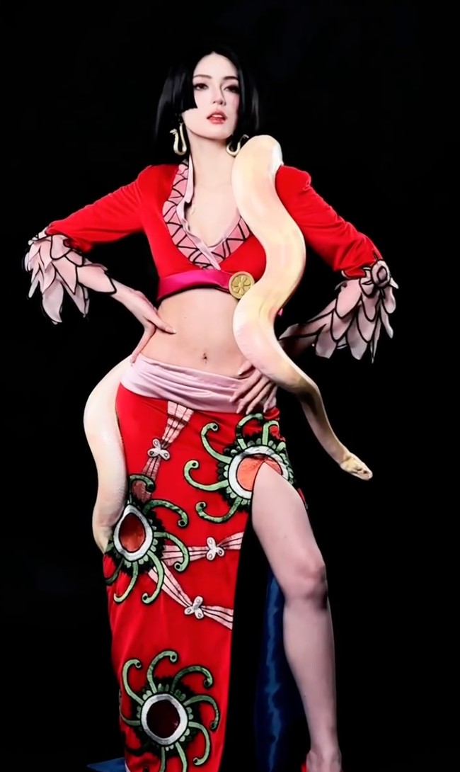 Bagian atas busana Tamara berupa crop top berpotongan rendah yang menonjolkan lekuk tubuhnya. Melengkapi penampilannya Tamara juga mengenakan sepasang anting berbentuk ular. Foto: Instagram/@tamaradai