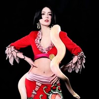 Bagian atas busana Tamara berupa crop top berpotongan rendah yang menonjolkan lekuk tubuhnya. Melengkapi penampilannya Tamara juga mengenakan sepasang anting berbentuk ular. Foto: Instagram/@tamaradai