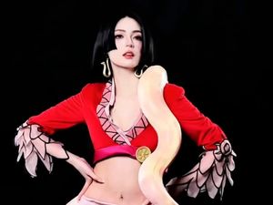 7 Foto Tamara Dai Cosplay Jadi Boa Hancock, Percaya Diri Pamer Stretch Marks