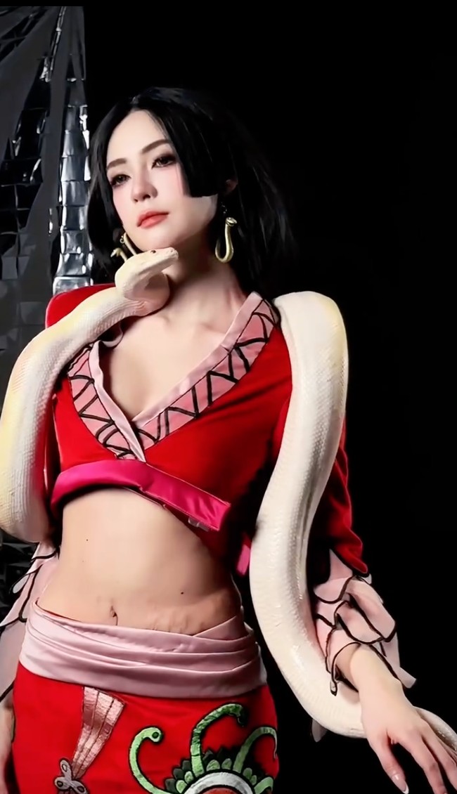 Untuk meniru karakter Boa Hancock, Tamara menata rambutnya dengan gaya bob hitam lurus berbelah tengah. Riasan wajahnya tampak bold dengan eyeliner tebal, bulu mata lentik, serta lipstik pink dengan sedikit sentuhan glossy. Foto: Instagram/@tamaradai