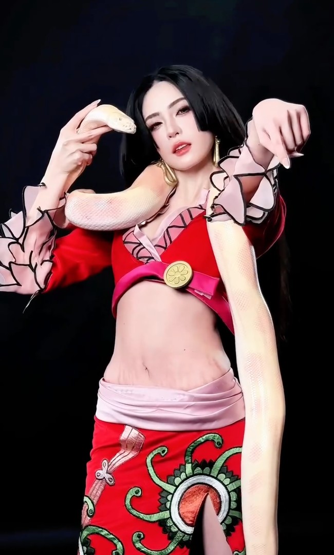 Yang paling mencuri perhatian, Tamara dengan bangga memperlihatkan stretch marks di bagian perut. Penampilannya pun banjir pujian netizen. Foto: Instagram/@tamaradai