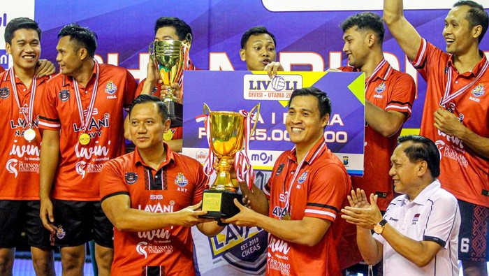 Pebola voli LavAni Navy Hendra Kurniawan (tengah) melakukan selebrasi bersama rekannya usai mencetak poin saat melawan TNI AU Electric pada pertandingan Grand Final Livoli Divisi Utama di GOR Ki Mageti, Magetan, Jawa Timur, Minggu (19/10/2025). LavAni Navy berhasil menjadi juara pertama Livoli Divisi Utama setelah menang atas TNI AU Electric dengan skor 3-0 (25-21, 28-26, 25-14) . ANTARA FOTO/Muhammad Mada