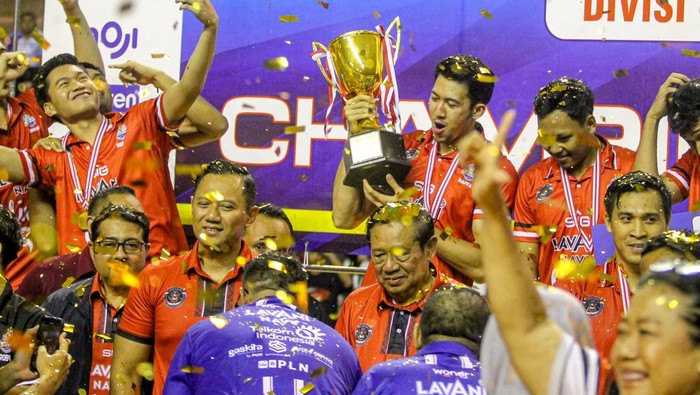 Pebola voli LavAni Navy Hendra Kurniawan (tengah) melakukan selebrasi bersama rekannya usai mencetak poin saat melawan TNI AU Electric pada pertandingan Grand Final Livoli Divisi Utama di GOR Ki Mageti, Magetan, Jawa Timur, Minggu (19/10/2025). LavAni Navy berhasil menjadi juara pertama Livoli Divisi Utama setelah menang atas TNI AU Electric dengan skor 3-0 (25-21, 28-26, 25-14) . ANTARA FOTO/Muhammad Mada