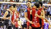Pebola voli LavAni Navy Hendra Kurniawan (tengah) melakukan selebrasi bersama rekannya usai mencetak poin saat melawan TNI AU Electric pada pertandingan Grand Final Livoli Divisi Utama di GOR Ki Mageti, Magetan, Jawa Timur, Minggu (19/10/2025). LavAni Navy berhasil menjadi juara pertama Livoli Divisi Utama setelah menang atas TNI AU Electric dengan skor 3-0 (25-21, 28-26, 25-14). ANTARA FOTO/Muhammad Mada