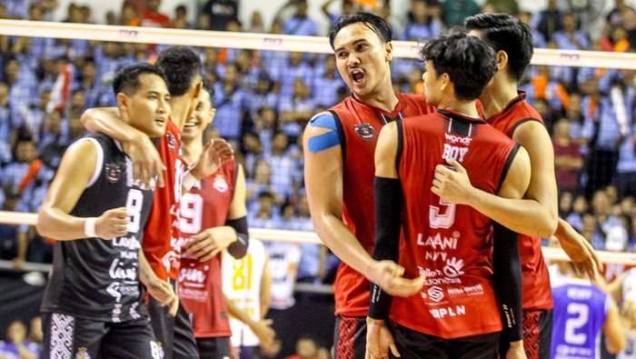 Tampil Perkasa, LavAni Navy Rebut Gelar Juara Livoli Divisi Utama 2025 Pebola voli LavAni Navy Hendra Kurniawan (tengah) melakukan selebrasi bersama rekannya usai mencetak poin saat melawan TNI AU Electric pada pertandingan Grand Final Livoli Divisi Utama di GOR Ki Mageti, Magetan, Jawa Timur, Minggu (19/10/2025). LavAni Navy berhasil menjadi juara pertama Livoli Divisi Utama setelah menang atas TNI AU Electric dengan skor 3-0 (25-21, 28-26, 25-14) . ANTARA FOTO/Muhammad Mada