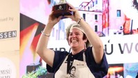 Adalah Daniela De Biasio yang kemudian dinobatkan sebagai juara dunia Tiramisu World Cup 2025. Perpaduan rasa klasik tiramisu dengan saus salted caramel buatannya mengantarkan piala untuk Biasio. Foto: Instagram/tiramisuworldcup