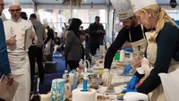 Chef pemula hingga yang profesional bersaing menyajikan tiramisu terbaik mereka. Di sini, para chef dipersilakan untuk memasaknya secara langsung. Foto: Instagram/tiramisuworldcup