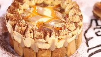 Tak hanya tiramisu tradisional, banyak juga kreasi modern yang unik-unik. Misalnya tiramisu dengan salted caramel dan krim aprikot. Foto: Instagram/tiramisuworldcup
