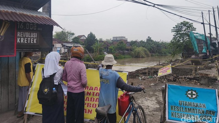TKP pekerja jembatan diduga tewas tertimpa besi proyek di Kecamatan Dempet, Kabupaten Demak, Senin (20/10/2025).