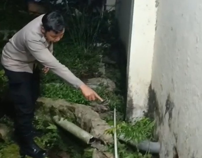 Toilet lapas tahanan polsek Samarinda Kota yang dijebol 15 tahanan kabur. (Istimewa)