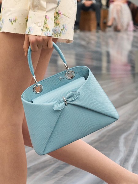 Tas Ramah Copet Warnai Pekan Mode Dunia, Diprediksi Jadi Tren Fashion 2026